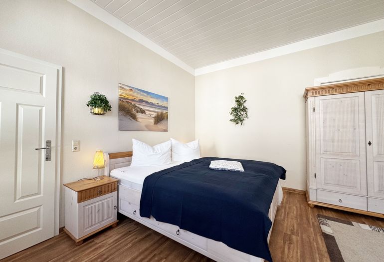 1. Schlafzimmer mit Doppelbett 1. Schlafzimmer mit Doppelbett