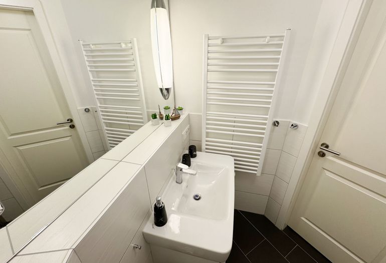 Badezimmer mit Waschbecken Badezimmer mit Waschbecken