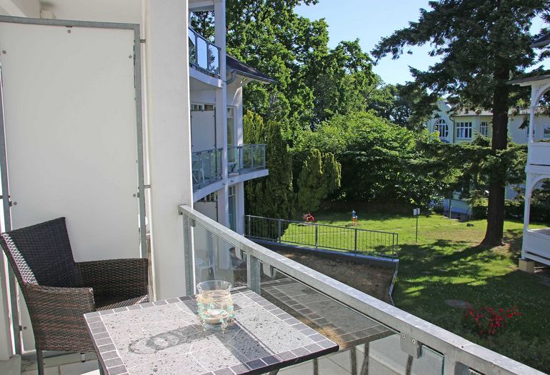 bestuhlter Balkon in ruhiger Lage