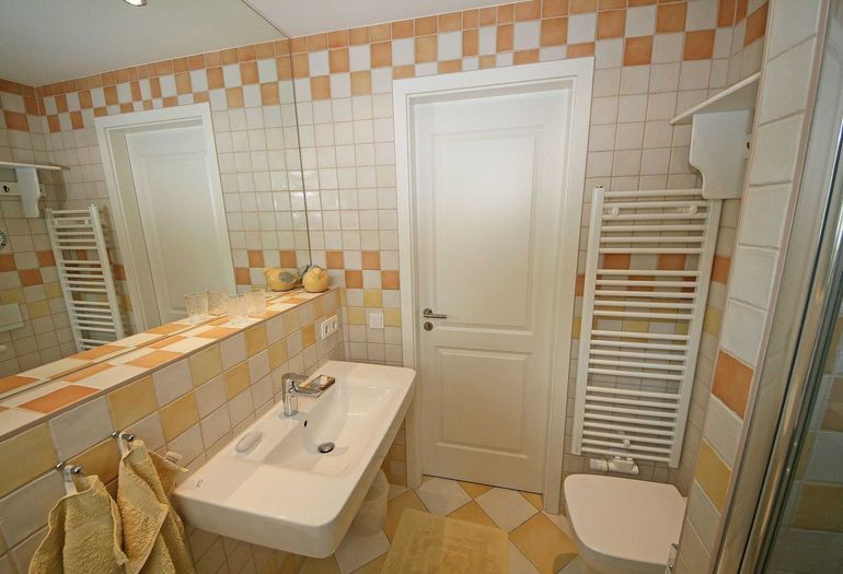 Badezimmer mit Waschbecken