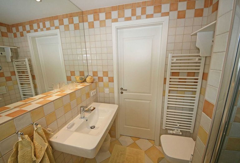Badezimmer mit Waschbecken Badezimmer mit Waschbecken