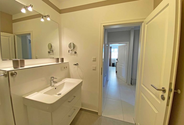 Badezimmer mit Waschbecken Badezimmer mit Waschbecken