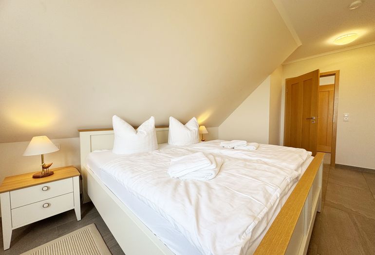 Schlafzimmer mit Doppelbett