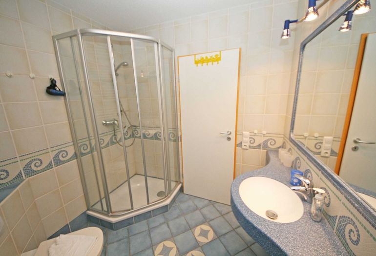 Badezimmer mit Dusche und WC Badezimmer mit Dusche und WC