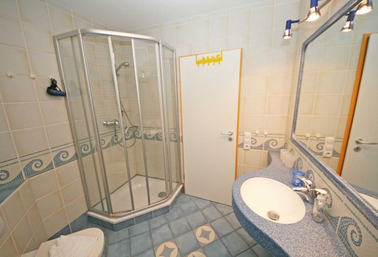 Badezimmer mit Dusche und WC Badezimmer mit Dusche und WC