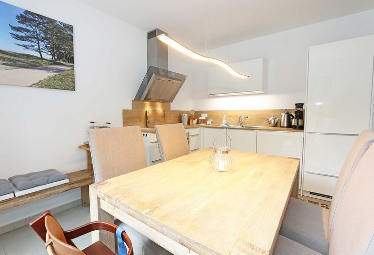 großer Esstisch mit Platz für Alle