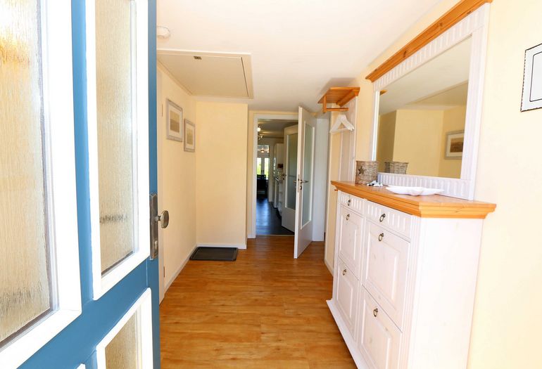 Eingangsbereich mit Garderobe Eingangsbereich mit Garderobe