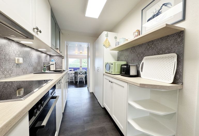 Küchenzeile mit diversen Küchenutensilien