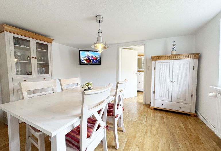 großes Esszimmer mit Tisch und Stühlen