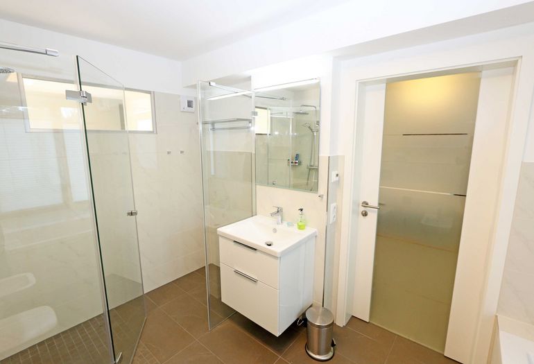 Badezimmer mit Waschbecken