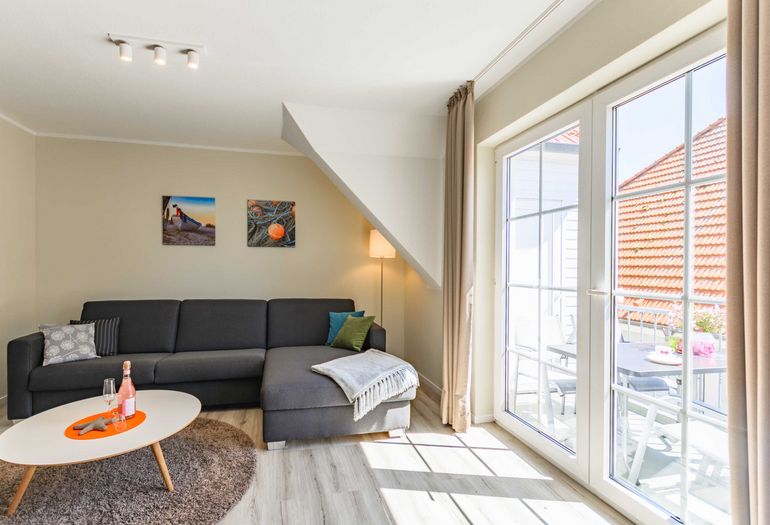 Wohnzimmer mit großem Fenster für viel Licht