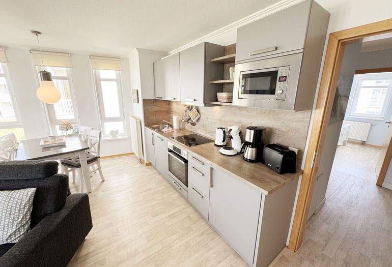 moderne Küchenzeile mit diversen Küchenutensilien