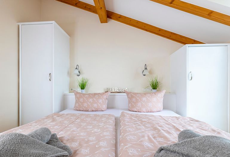 2. Schlafzimmer mit Kleiderschrank 2. Schlafzimmer mit Kleiderschrank