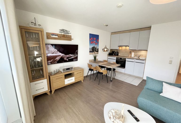 Wohnzimmer mit TV und kleinem Tisch