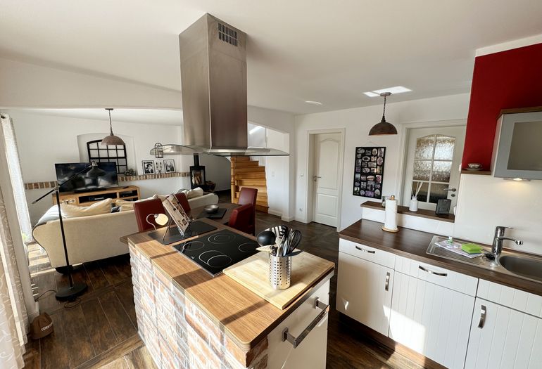 Küchenblock und angrenzender Essbereich