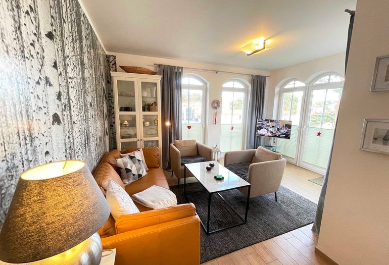 Wohnzimmer mit gemütlicher Couch Wohnzimmer mit gemütlicher Couch