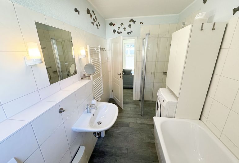 Tageslichtbadezimmer mit ebenerdiger Dusche und Waschmaschine Tageslichtbadezimmer mit ebenerdiger Dusche und Waschmaschine