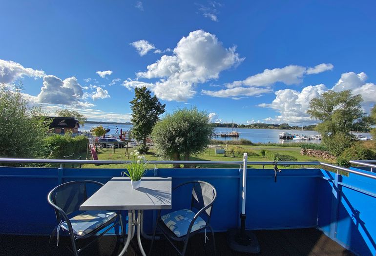 bestuhlter Balkon mit Blick zum Selliner See