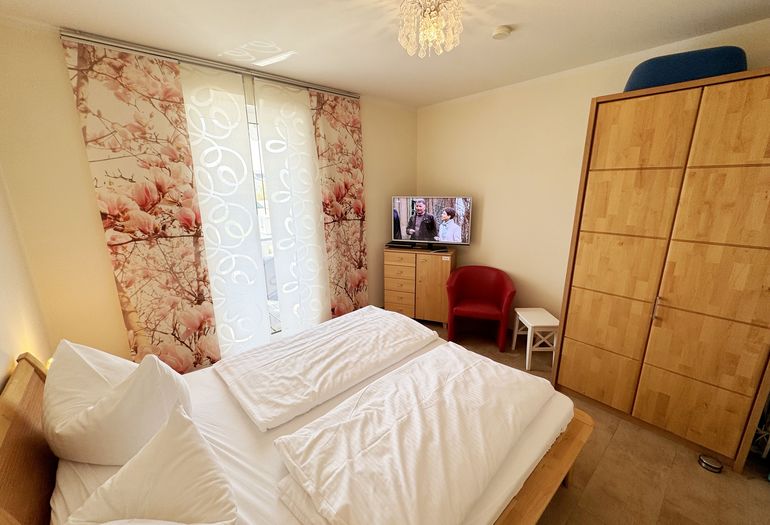 Schlafzimmer mit TV