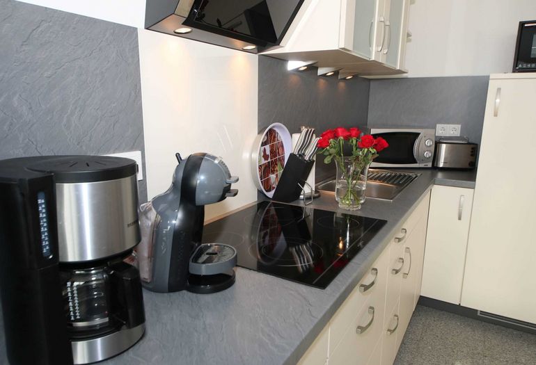 Küchenzeile mit Ceranfeld