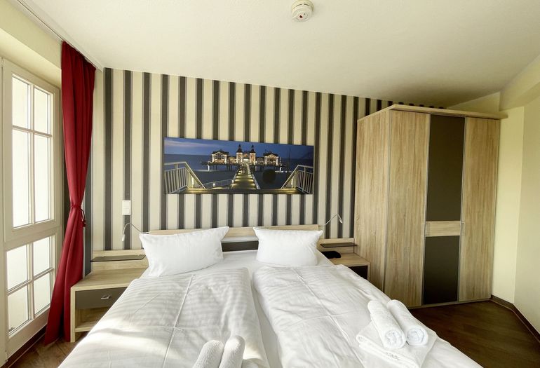 Schlafzimmer mit Dippelbett