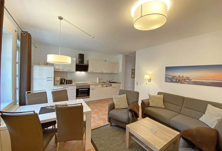 Wohnzimmer mit Esstisch Wohnzimmer mit Esstisch