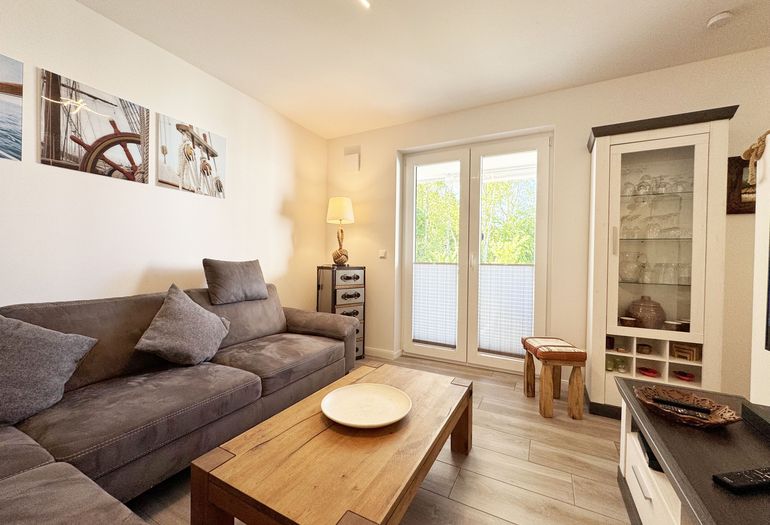 gemütlicher Wohnbereich mit Couchtisch