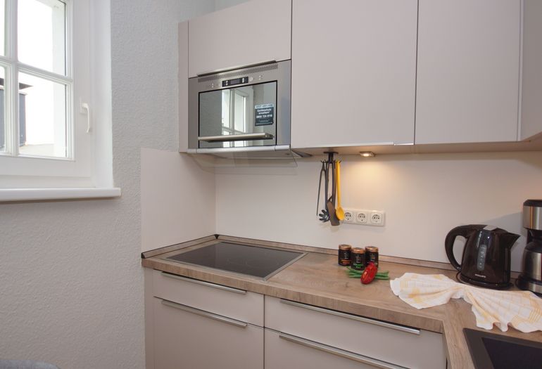 Küchenzeile mit verschiedenen Geräten Küchenzeile mit verschiedenen Geräten