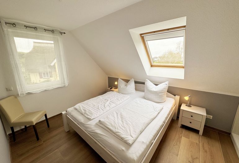 helles Schlafzimmer mit Doppelbett
