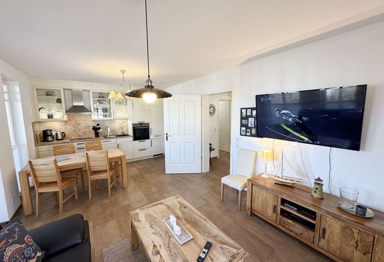 gemütlicher Wohnbereich mit Blick in Koch-/Essbereich