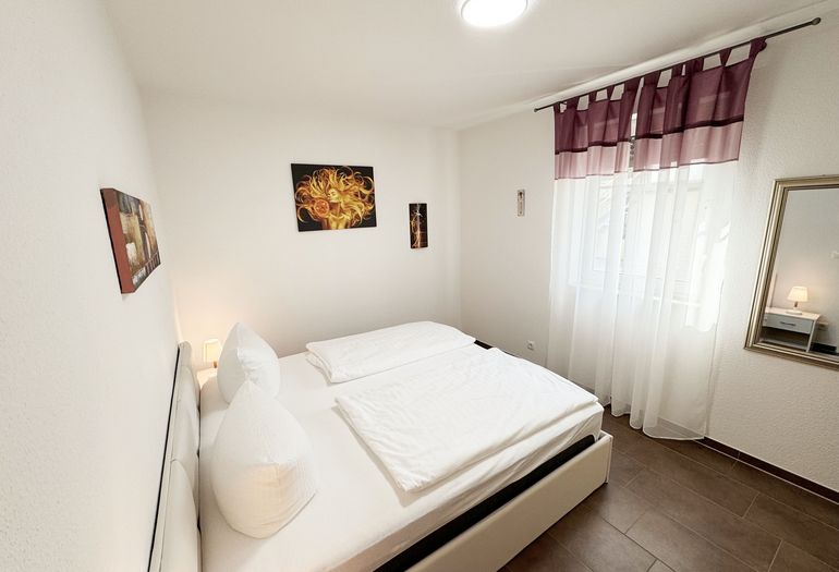 Schlafzimmer mit Doppelbett