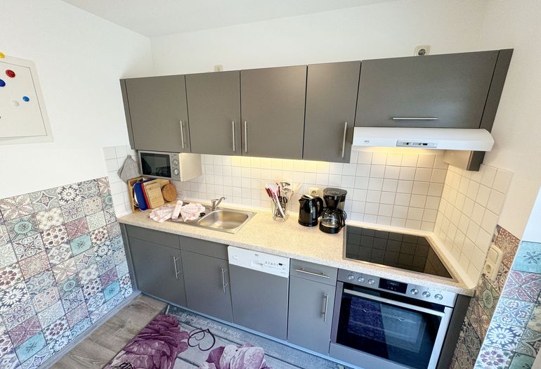 Küchenzeile mit Backofen