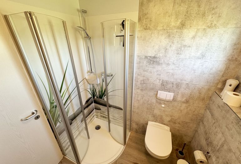 Badezimmer mit flachem Duscheinstieg