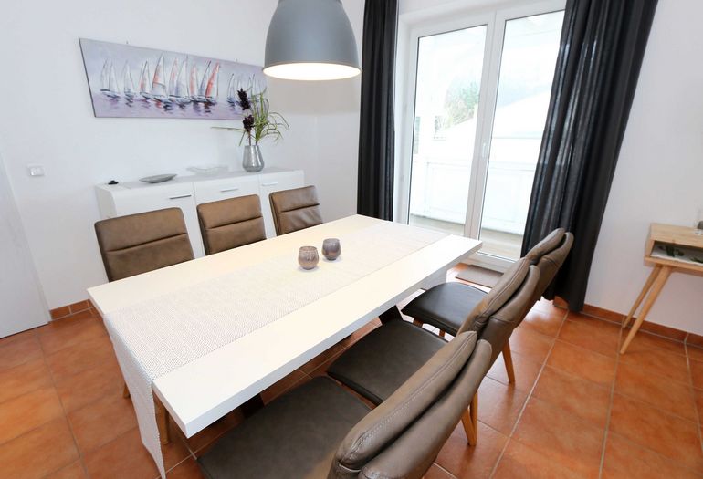 großer Esstisch für schöne gemeinsame Stunden