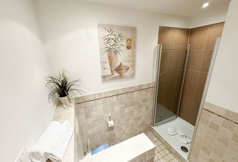 Badezimmer mit Dusche