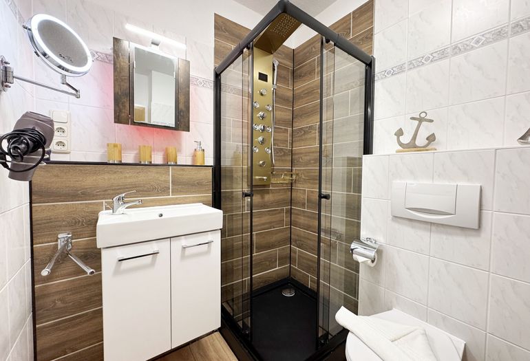 Bad mit Dusche, Waschtisch und WC