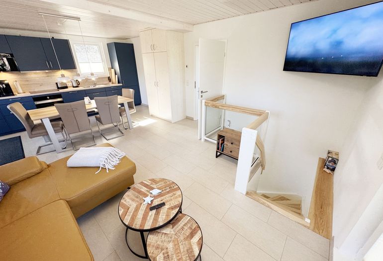 gemütlicher Wohnbereich mit Smart-TV