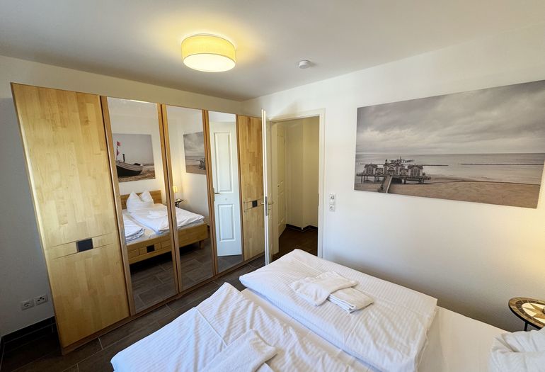 1.Schlafzimmer mit Doppelbett und Kleiderschrank 1.Schlafzimmer mit Doppelbett und Kleiderschrank