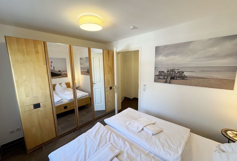 1.Schlafzimmer mit Doppelbett und Kleiderschrank 1.Schlafzimmer mit Doppelbett und Kleiderschrank