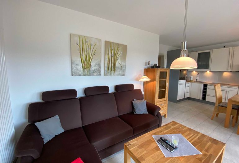 Wohnzimmer mit großer Couch