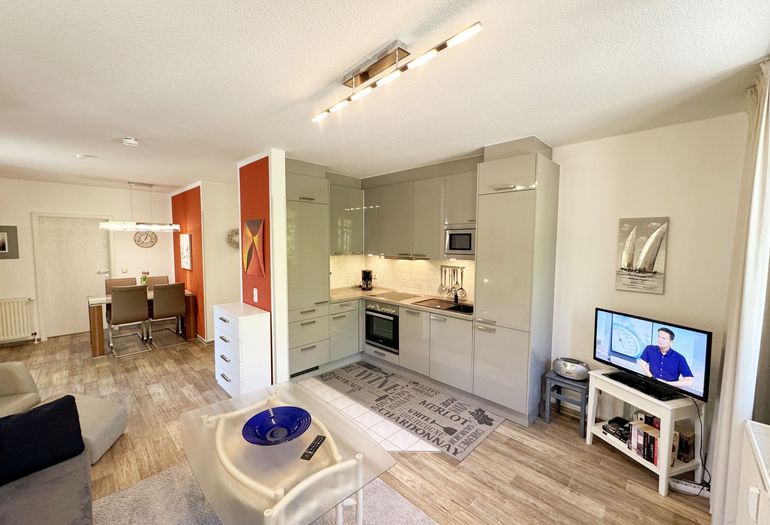 Wohnbereich mit angrenzender Küchenzeile Wohnbereich mit angrenzender Küchenzeile