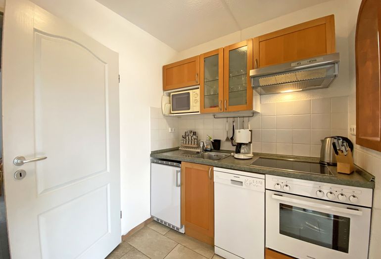 Küchenzeile mit Backofen