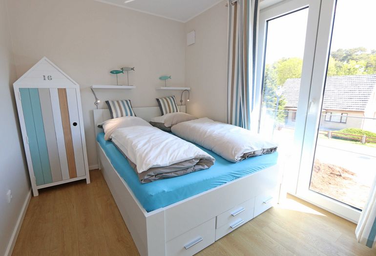 1. Schlafzimmer mit Doppelbett und kleinem Schrank