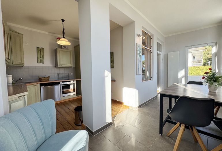 Blick vom Essbereich in die Küche