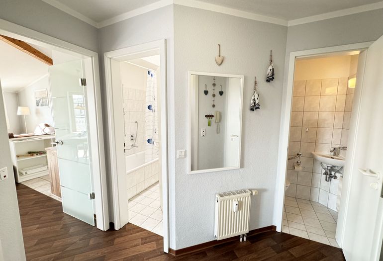 Seepark Sellin Haus Baabe - Flurbereich mit Blick in das Bad Seepark Sellin Haus Baabe - Flurbereich mit Blick in das Bad