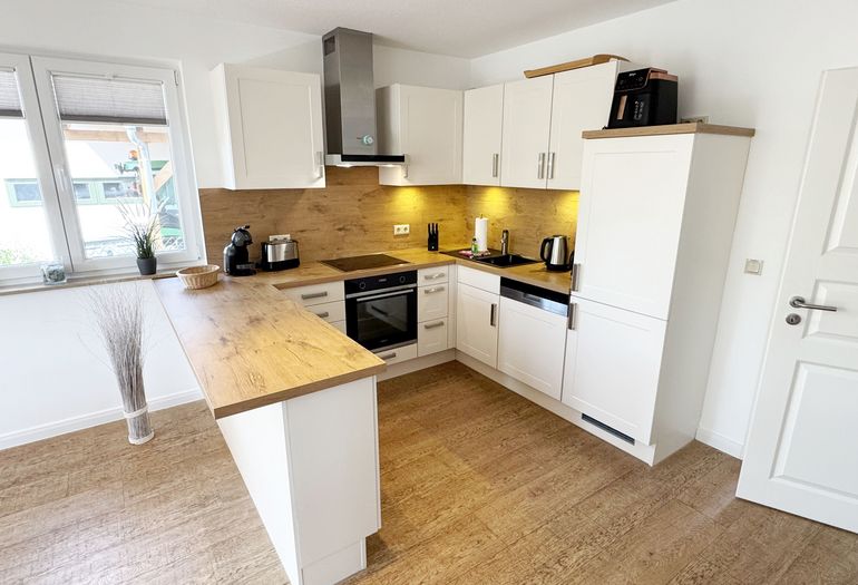 moderne Küchenzeile mit Kaffeemaschine und Wasserkocher moderne Küchenzeile mit Kaffeemaschine und Wasserkocher