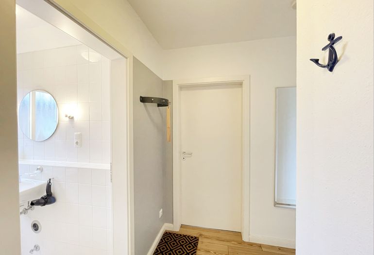 Flurbereich mit Zugang zum Badezimmer