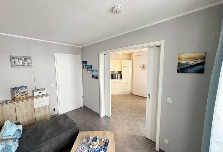 Wohnbereich mit Blick auf die Küchenzeile