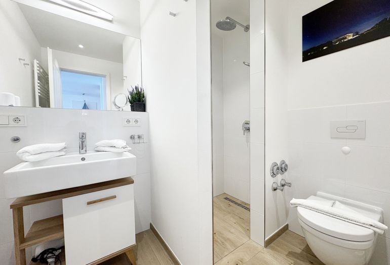 innenliegendes Badezimmer mit ebenerdiger Dusche