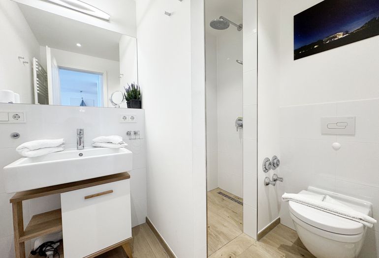 innenliegendes Badezimmer mit ebenerdiger Dusche